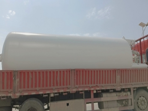 One cryogenic liquid storage tank and one liquid carbon dioxide storage tank were shipped to Henan Province, China.